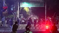 Usai aksi unjuk rasa mahasiswa di depan gedung Majelis Permusyawaratan Rakyat (MPR), Dewan Perwakilan Rakyat (DPR) dan Dewan Perwakilan Daerah (DPD), Jakarta, Kamis (28/8/2025) dibubarkan, sekelompok massa terlibat bentrok dengan aparat keamanan. (merdeka.com/Arie Basuki)