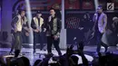 Aksi Fildan finalis asal kota Bau-Bau berduet dengan Pasha Ungu dalam Grand Final Dangdut Academy 4 atau D'Academy 4 di Studio 5 Indosiar, Jakarta, Jumat (19/5). (Liputan6.com/Faizal Fanani)