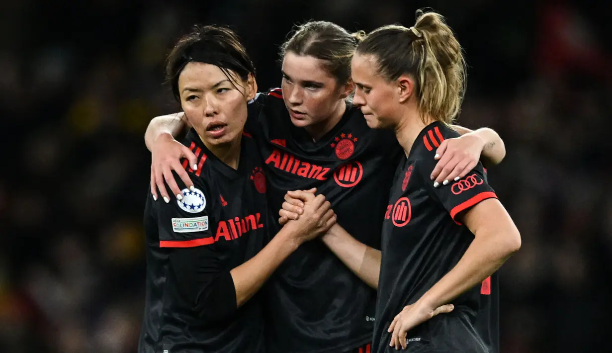 Reaksi kecewa pemain Bayern Munchen, Klara Buhl, Karolina Vilhjalmsdottir, Saki Kumagai setelah kalah dari Arsenal pada laga leg kedua perempat final Liga Champions 2022/2023 di Emirates Stadium, London, 29 Maret 2023. The Gunners menang dengan skor 2-0. (AP Photo/PA/Mike Egerton)