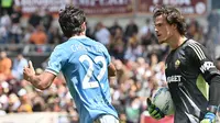 Mile Svilar (kanan) pada laga AS Roma kontra Lazio di ajang Liga Italia. (Isabella BONOTTO / AFP)