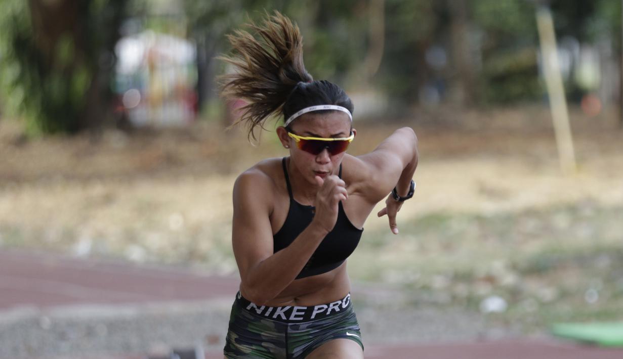 Atlet lari gawang Indonesia, Emilia Nova, melakukan latihan di Stadion Madya, Jakarta, Senin (7/9). Meski baru sembuh dari cedera, Emilia Nova tetap mengincar medali emas di SEA Games 2019. (Bola.com/M Iqbal Ichsan)