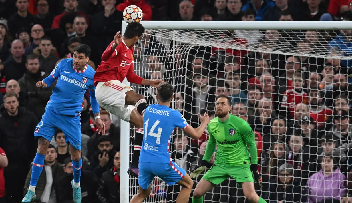 Lini belakang MU pun tak mau kalah, Rapahael Varane juga berusaha mengancam gawang lawan dari sepakan pojok. (AFP/Paul Ellis)