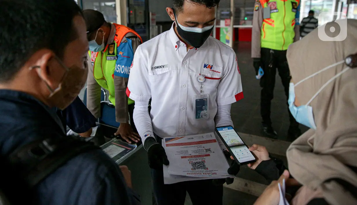 Petugas membantu calon penumpang memindai kode batang (QR Code) melalui aplikasi PeduliLindungi sebelum menaiki KRL di Stasiun Manggarai, Jakarta, Selasa (7/9/2021). PT KAI Commuter melakukan uji coba penggunaan aplikasi PeduliLindungi bagi pengguna KRL di 11 stasiun. (Liputan6.com/Faizal Fanani)