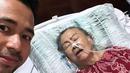 Raffi Ahmad menjenguk neneknya, Mami Popon yang terbaring lemas di rumah sakit. (instagram.com/raffinatiga1717)
