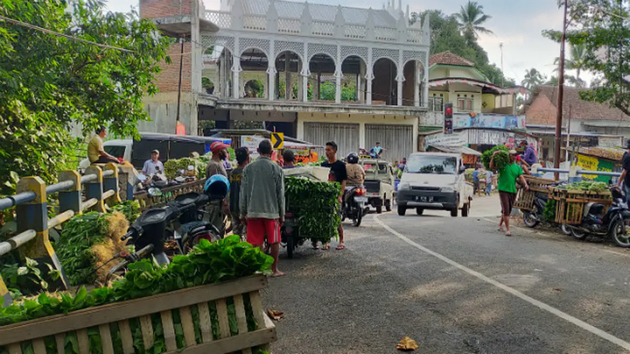 Di Balik Aksi Pedagang Sayur Bagi - bagi dan Buang Dagangan di Malang