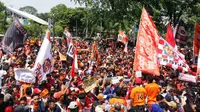 Pendukung Persija Jakarta, The Jakmania, melakukan unjuk rasa di depan kantor Kemenpora, Jakarta (Bola.com/M. Ridwan)