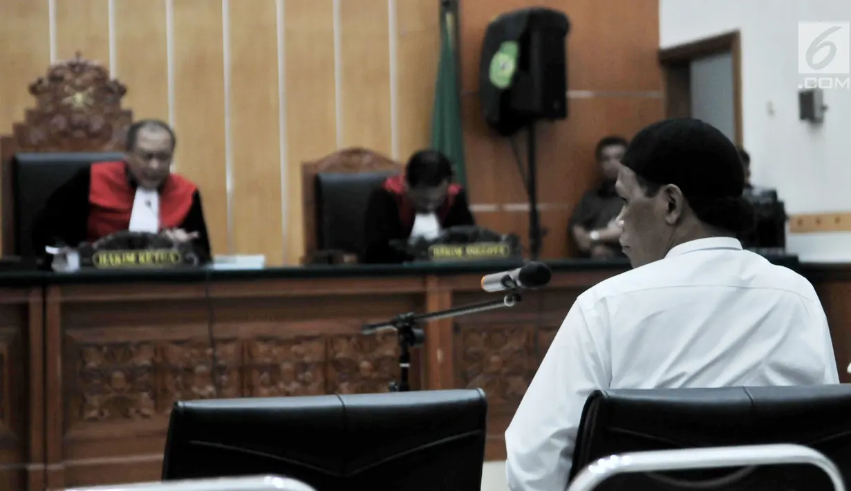 Terdakwa Hercules Rosario Marshal saat menjalani sidang perdana di PN Jakarta Barat, Rabu (16/1). Hercules ditangkap di kediamannya di Kebon Jeruk, Jakarta Barat. (Merdeka.com/Iqbal Nugroho)