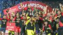 Para pemain Persik Kediri merayakan gelar juara Liga 2 2019 setelah mengalahkan Persita Tangerang pada laga final di Stadion Kapten I Wayan Dipta, Bali, Senin (25/11), Persik menang 3-2 atas Persita. (Bola.com/Gatot Susetyo)
