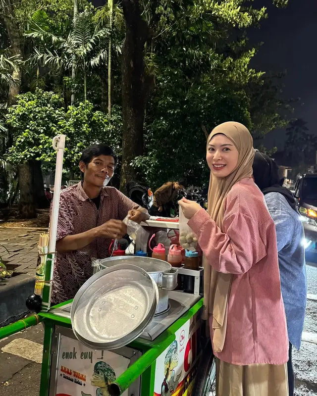 6 Potret artis mualaf buka puasa Ramadan 2025, Ayana Moon jajan pentol 