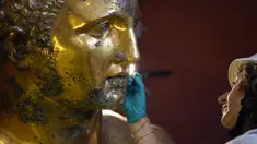 Pemulih Museum Vatikan Alice Baltera mengerjakan patung perunggu Hercules, di Aula Bundar Museum Vatikan, Kamis, 11 Mei 2023. (AP Photo/Andrew Medichini)