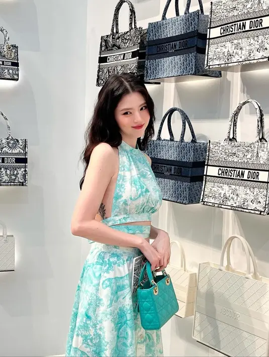 Di sini, Han So Hee tampil super chic dengan sebuah gaun bernuansa hijau yang memiliki detail cut-outs, memamerkan tato di bagian belakang tubuhnya. [Foto: Instagram/xeesoxee]