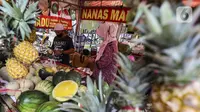 Pedagang mengupas buah nanas di Pasar Mitra Tani (PMT) Pasar Minggu, Jakarta Selatan, Jumat, (7/5/2021). Sehubungan libur Idul Fitri 1442 H, PMT tutup sementara yakni dari tanggal 12-16 Mei 2021. (Liputan6.com/Johan Tallo)