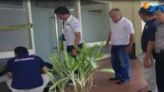 Polisi olah TKP setelah ditemukannya sebuah proyektil peluru di studio rekaman Soneta Record di Jalan Tole Iskandar, Sukmajaya, Depok.