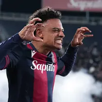Pemain Bologna, Dan Ndoye, melakukan selebrasi setelah mencetak gol ke gawang AC Milan pada laga Liga Italia di Stadion di Renato Dall'Ara, Jumat 28 Februari 2025. (Massimo Paolone/LaPresse via AP)