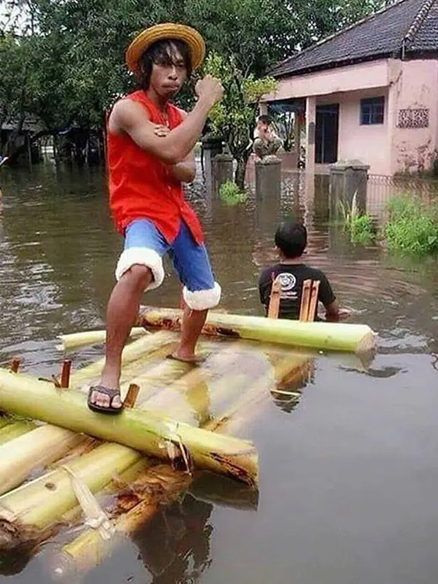 15 Aksi Kocak Orang Hadapi Musibah Banjir, Tetap Dibawa Santai