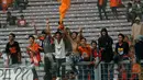 Sejumlah suporter Persija bersorak saat menyaksikan langsung laga Macan Kemayoran melawan Persela di Stadion GBK Jakarta, Minggu (1/3/2015). Persija kalah 0-1 dari Persela. (Liputan6.com/Helmi Fithriansyah)