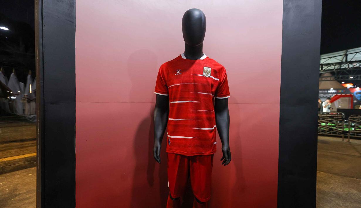 Namun Kelme menaruh batik yang jadi ciri khas kostum perang Garuda saat melakoni pertandingan di markas lawan. Tampak dalam foto, jersey kandang terbaru Timnas Indonesia di Plaza Utara Stadion Utama Gelora Bung Karno (SUGBK), Jakarta, Kamis (12/3/2026) malam. (Bola.com/Bagaskara Lazuardi)