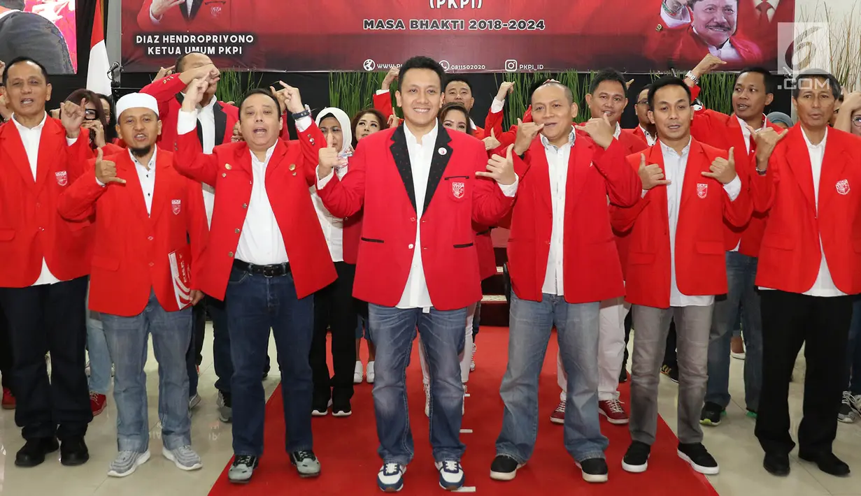 Ketua Umum PKPI Diaz Hendropriyono (kanan) saat pelantikan pengurus DPN PKPI periode 2018-2024 di Jakarta, Rabu (30/5). Pelantikan tersebut dihadiri seluruh pengurus PKPI baru. (Liputan6.com/Immanuel Antonius)