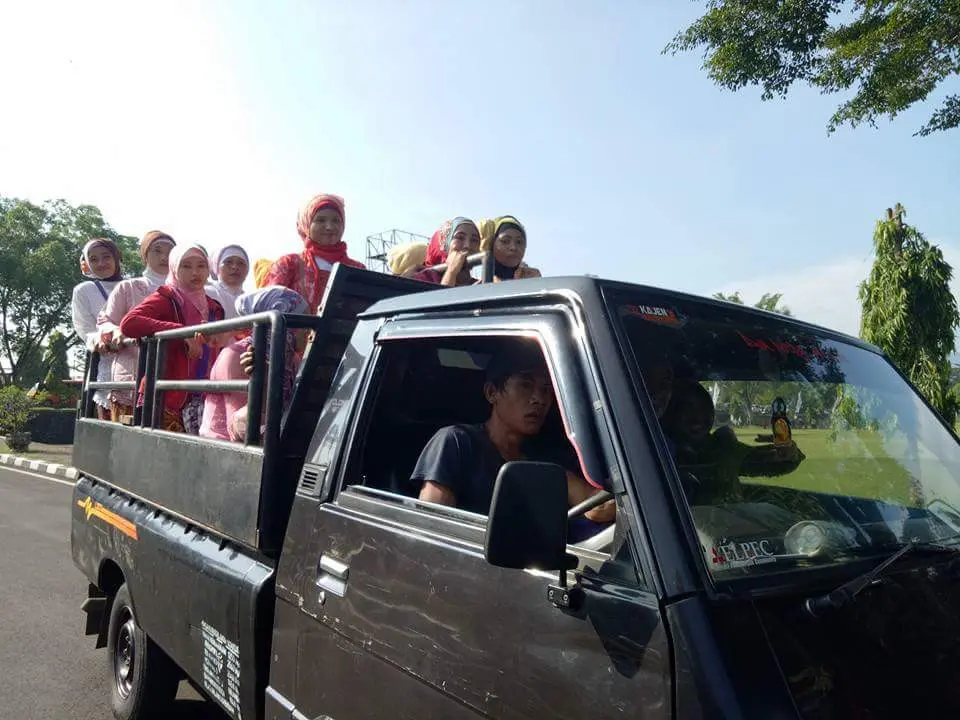 Perempuan berkebaya menumpang bak terbuka menuju lokasi pencetakan rekor MURI di Pekalongan. (Liputan6.com/Fajar Eko Nugroho)