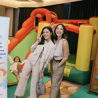 Gisela dan Naysila tampil dengan busana bernuansa earth tone. Naysilla mengenakan outer sedangkan Gisel dengan atasan tanpa lengan. @gisel_la 