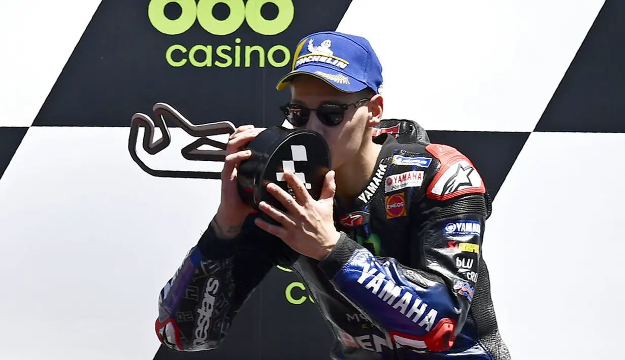 Pembalap Fabio Quartararo melakukan selebrasi usai memenangkan MotoGP Portugal di Sirkuit Algarve International dekat Portimao, Portugal, Minggu (18/4/2021). Fabio Quartararo menjadi juara dan merangsek ke urutan pertama klasemen sementara dengan total 61 poin. (AP Photo/Jose Breton)