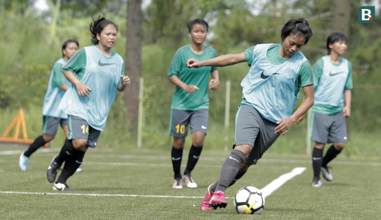 Pemain Timnas wanita Indonesia, Rahma Wulan Aprilia, menggiring bola saat seleksi pemain di Lapangan Sawangan, Depok, Selasa (6/3/2018). 40 pemain mengikuti Seleksi untuk Asian Games dan Piala AFF Wanita 2018. (Bola.com/M Iqbal Ichsan)