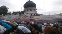 Warga Aceh salat Jumat dipelataran masjid (