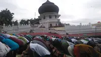 Korban Gempa Aceh Salat Jumat di Pinggir Reruntuhan Masjid