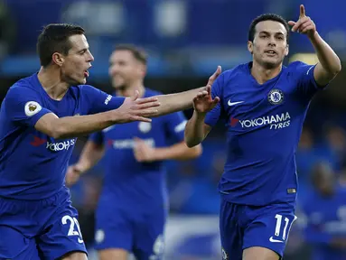 Pemain Chelsea, Pedro (kanan) merayakan gol dengan rekannya Cesar Azpilicueta (kiri) saat melawan Stoke City pada lanjutan Premier League di Stamford Bridge, London (30/12/2017). Chelsea menang 5-0. (AFP/Ian Kington)