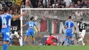 Proses terjadinya gol yang dicetak bek Juventus, Danilo, ke gawang Napoli pada laga Serie A di Stadion Allianz, Turin, Sabtu (31/8). Juventus menang 4-3 atas Napoli. (AFP/Alessandro di Marco)