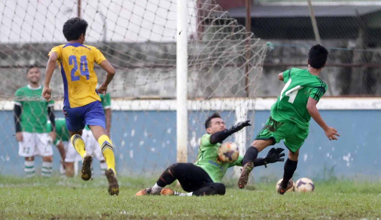 Pemain Diklat Ragunan, melakukan tembakan kearah gawang tim Barito Putera U-21 pada laga uji coba melawan Diklat Ragunan di Stadion Bea & Cukai Rawamangun, Jakarta, Rabu (2/3/2016). (Bola.com/Nicklas Hanoatubun)