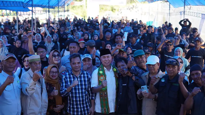 Bakal calon gubernur Sulawesi Tenggara, Andi Sumangerukka bersilahturahmi dengan warga di kecamatan Molawe, Konawe Utara.