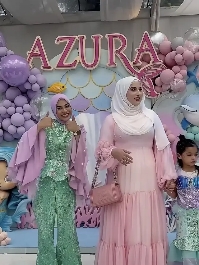 Gaya Publik Figur Hadir di Ulang Tahun Azura ke-1 Anak Kedua Atta Halilintar dan Aurel Hermansyah.