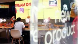 Customer service melayani pelanggan pada Harpelnas 2021 di gerai Indosat Ooredoo Mall Kota Kasablanka, Jakarta, Sabtu (04/9/2021). Kehadiran Gerai Online Indosat Ooredoo untuk meningkatkan pengalaman pelanggan di tengah masa new normal. (Liputan6.com/HO/Rizki)