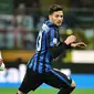 Penyerang Bologna, Emanuele Giaccherini, berhasil melewati bek Inter Milan, Danilo D'Ambrosio. Sementara kekalahan ini membuat Bologna tertahan di posisi ke-9 klasemen Serie A. (AFP/Giuseppe Cacace)