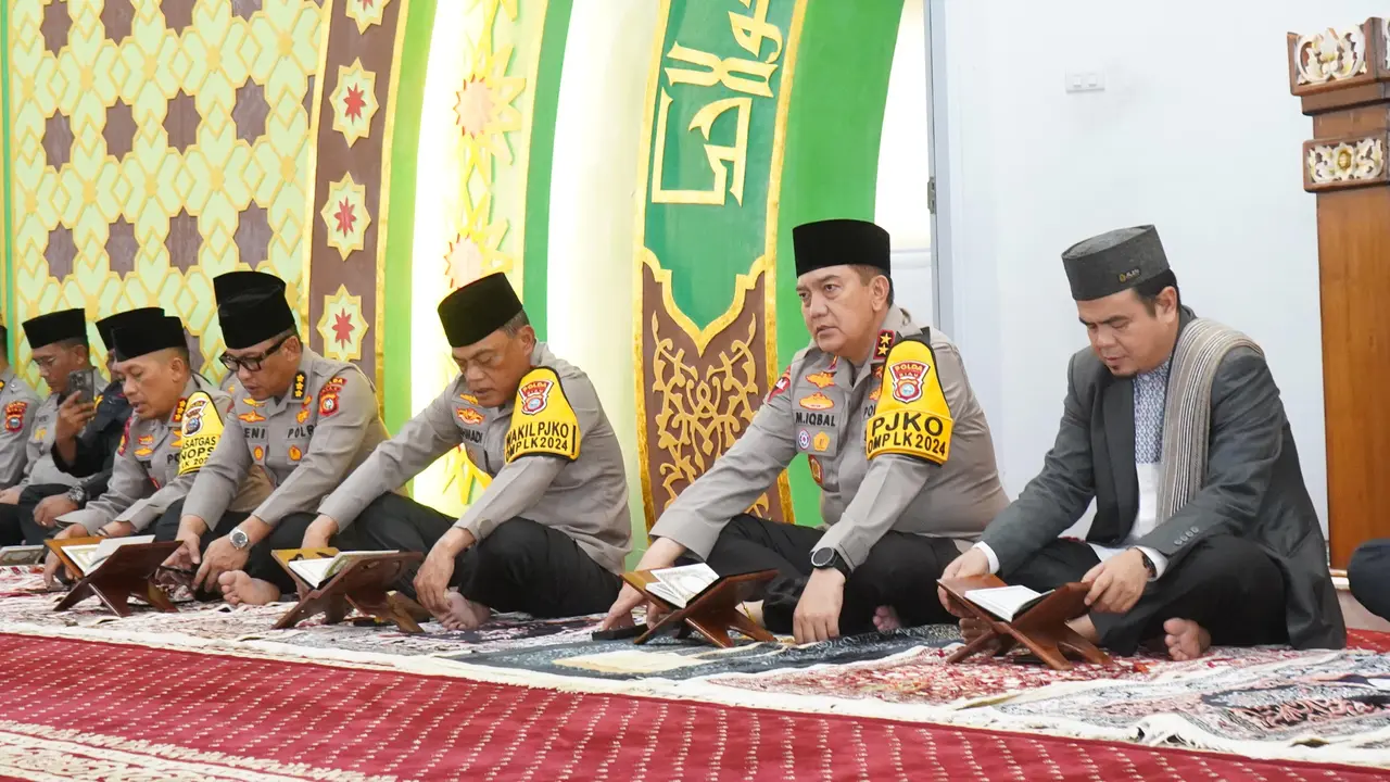 Kapolda Riau Irjen Mohammad Iqbal dalam kegiatan doa bersama wujudkan Pilkada damai.