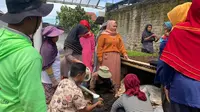Pelatihan pengolahan kotoran ternak sapi menjadi produk pupuk kompos hingga bahan bakar untuk memasak bagi warga Desa Cibodas, Bandung, Jawa Barat. (Liputan6.com/ist)