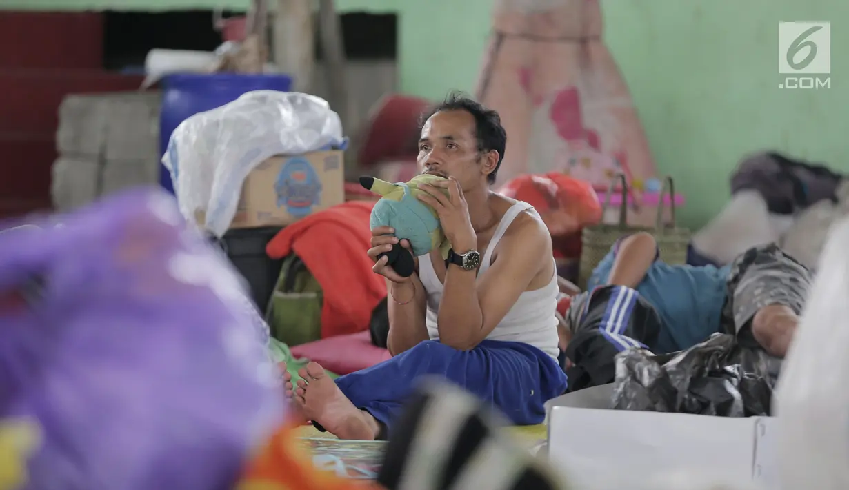 Pengungsi Gunung Agung melakukan aktifitas di Gor Swecapura, Klungkung, Bali, Sabtu (30/9). Menurut Kepala Dinas BPBD Kelungkung warga pengungsi yang berasal dari zona kuning melebihi yang di perkirakan. (Liputan6.com/Gempur M Surya)
