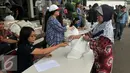 Warga membawa Paket  Sembako Murah oleh PT Indosiar Visual Mandiri  di Studio 5 Indosiar, Jakarta, (10/6). Sebanyak 500 paket sembako murah seharga Rp 30 ribu per paket untuk 500 Kepala Keluarga (KK). (Liputan6.com/Johan Tallo)