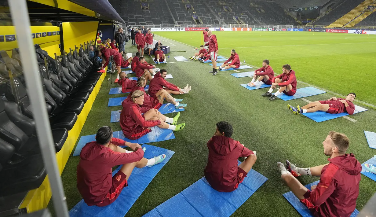 Ivan Rakitic dari Sevilla (kanan) berlatih bersama timnya saat sesi latihan terakhir di stadion sebelum pertandingan Grup G Liga Champions antara Borussia Dortmund dan Sevilla FC di Dortmund, Jerman, Senin (10/10/2022). Sevilla akan bertanding melawan Borussia Dortmund pada 12 Oktober 2022 dini hari WIB. (AP Photo/Martin Meissner)