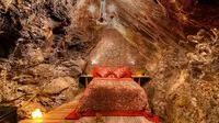 Tempat tidur yang disediakan dalam Deep Sleep Hotel, "hotel terdalam di dunia" yang terletak 419 meter di bawah tanah. (Sumber: Go Below)
