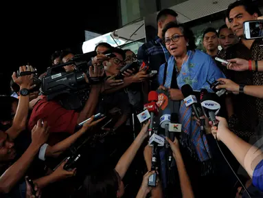 Pengacara Nursyahbani Katjasungkana memberikan keterangan kepada wartawan terkait pangilan terhadap ketua KPK Abraham Samad oleh pihak Kepolisian di gedung Komisi Pemberantas Korupsi (KPK), Jakarta, Selasa (17/2/2015).  (Liputan6.com/Faisal R Syam)
