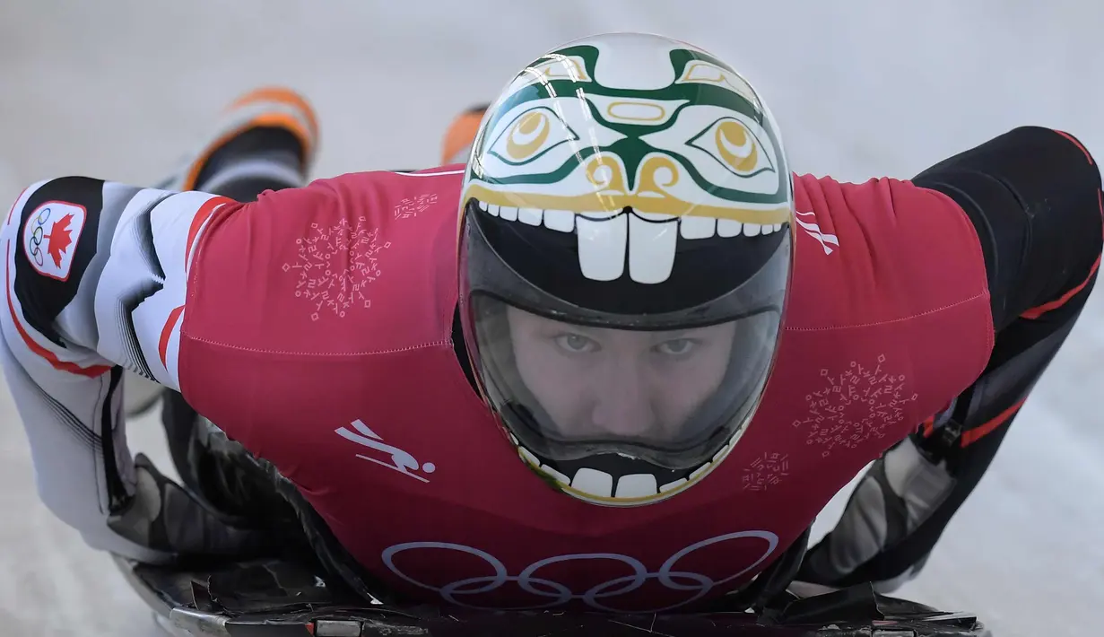 Kevin Boyer dari Kanada berlatih dalam sesi latihan balap kereta salju pada Olimpiade Musim Dingin Pyeongchang 2018 di Olympic Sliding Center di Pyeongchang, Korsel (21/2). Kevin Boyer memakai helm dengan design gigi kelinci. (AFP Photo/Mohd Rasfan)