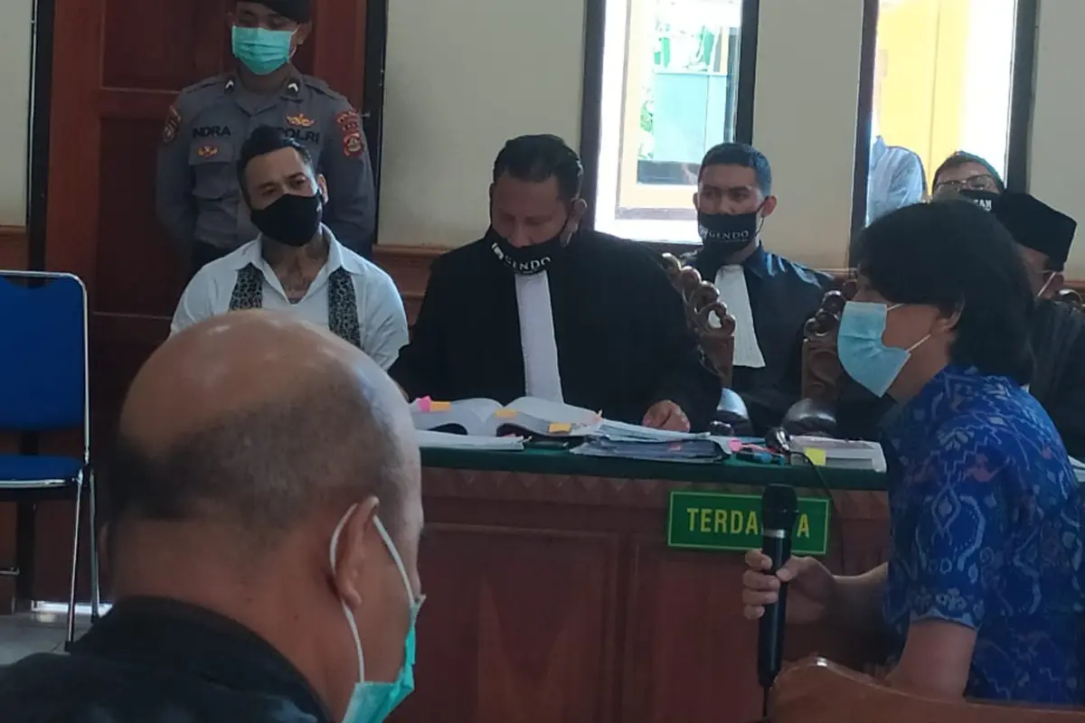 Jerinx dan Pengacara Dalam Ruang Sidang
