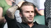 Mantan pemain Real Madrid, David Beckham, menonton pertandingan tenis Grand Slam Wimbledon 2016 di London, 6 Juli 2016. (AFP/Justin Tallis)