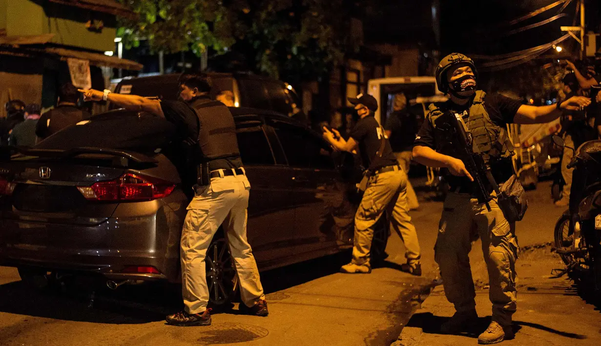 Suasana penggerebekan bandar narkoba Desa Maharlika, Taguig, selatan Manila (28/2). Penggerebekan dilakukan untuk menangkap lima pengedar narkoba, namun hanya dua yang ditangkap. (AFP Photo/Noel Celis)