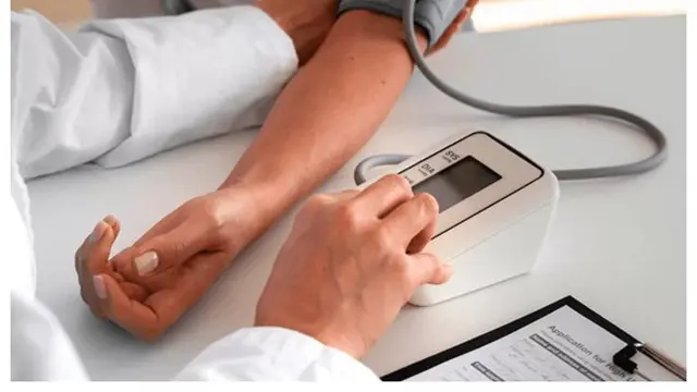 Pengecekkan Tingkat Kolesterol. (foto: Pinterest/Kabar Mandala).