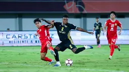 Pemain Dewa United, Jaja, melepaskan tendangan saat melawan Shan United pada matchday ketiga Grup E AFC Challange League 2025-2026 di Stadion Indomilk Arena, Tangerang, Sabtu (01/11/2025) malam WIB. (Bola.com/M Iqbal Ichsan)