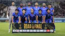 <p>Para pemain starting XI Arema FC berfoto bersama jelang menghadapi Borneo FC pada laga final Piala Presiden 2024 di Stadion Manahan, Solo, Minggu (4/8/2024). (Bola.com/Bagaskara Lazuardi)</p>