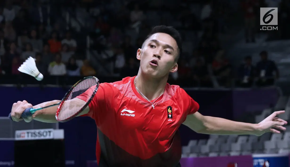 Tunggal putra Indonesia, Jonatan Christie mengembalikan kok ke arah pemain India, Prannoy Haseena Sunil Kumar pada perempat final Bulutangkis Beregu Putra Asian Games 2018 di Jakarta, Senin (20/8). (Liputan6.com/Helmi Fithriansyah)